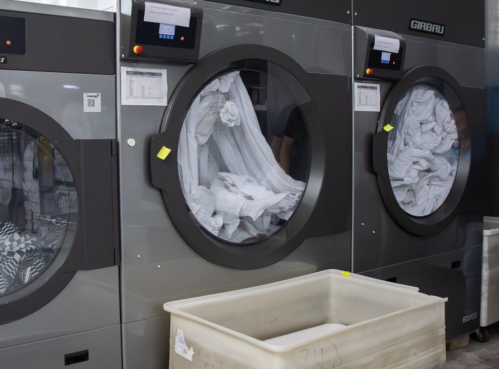 Grote wasmachines waar veel linnengoed in kan om te wassen